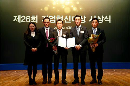 미래에셋대우가 지난 9일 서울 중구 대한상공회의소에서 열린 '제26회 기업혁신대상' 시상식에서 대통령상을 수상했다. 사진은 최현만 미래에셋대우 수석부회장(가운데) 등이 수상 후 기념촬영을 하는 모습. 미래에셋대우 제공.